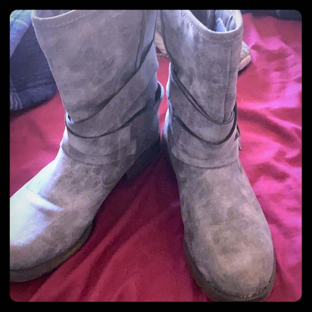 Grey winter boots